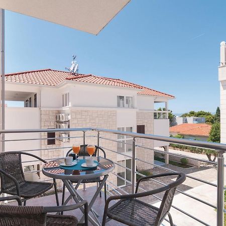 Cozy Apartment In Supetar With Kitchen Exterior foto