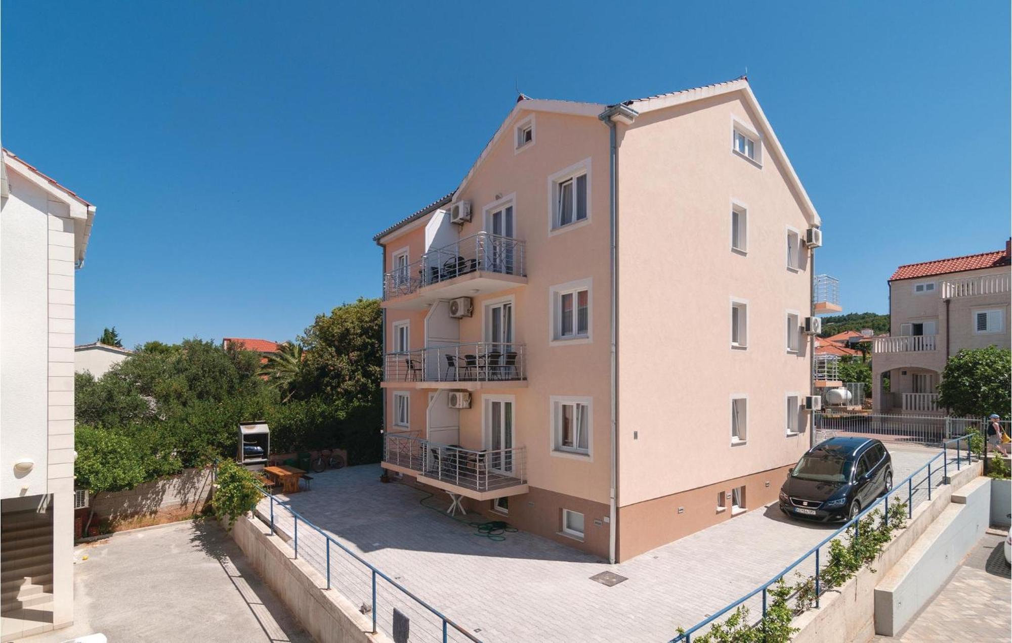 Cozy Apartment In Supetar With Kitchen Exterior foto