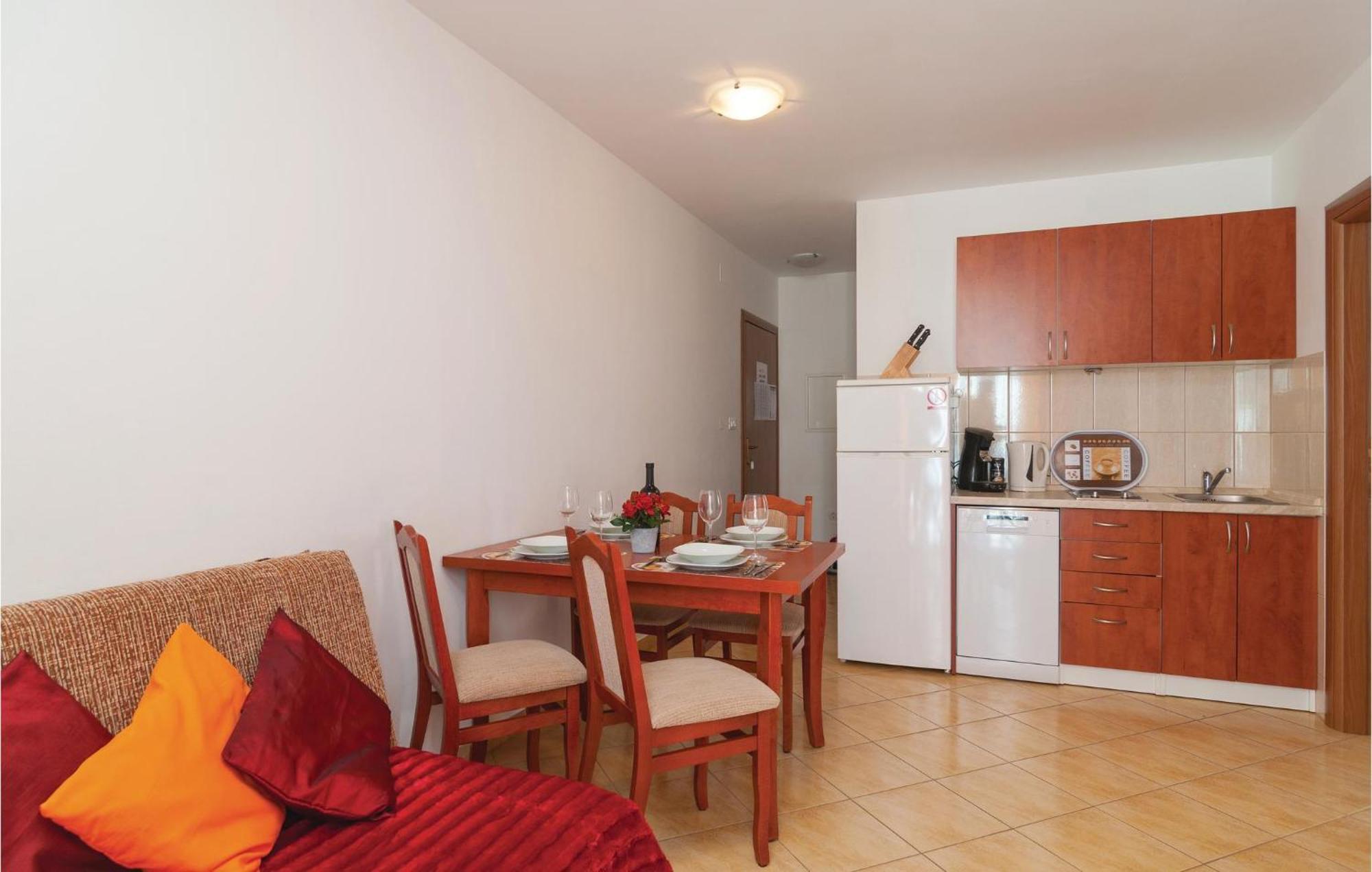 Cozy Apartment In Supetar With Kitchen Exterior foto