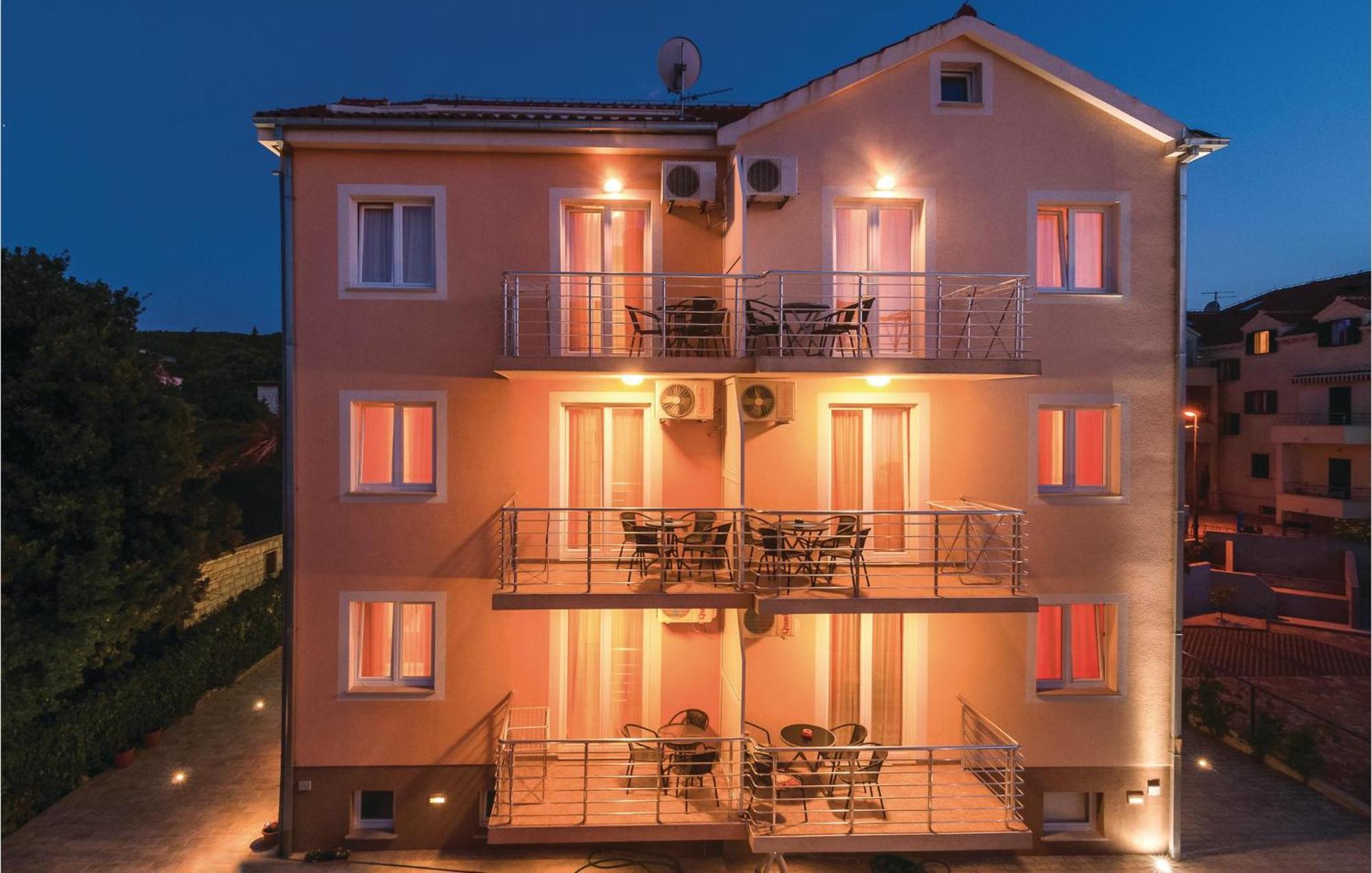 Cozy Apartment In Supetar With Kitchen Exterior foto